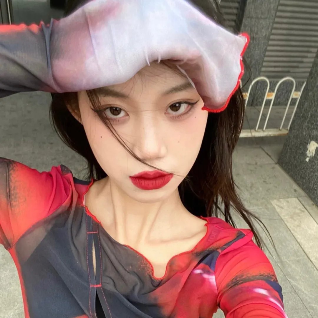 追梦的黎族女娃娃